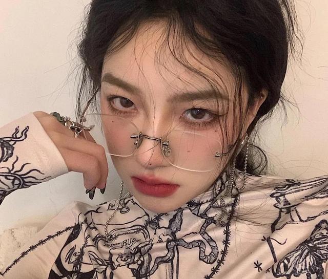 女生霸气抽烟，微信头像，女生霸气抽烟（酷女孩头像）