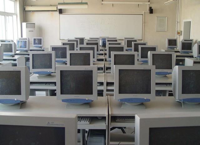 鼠标寿命，一台电脑究竟能用多久（鼠标寿命300万次能用多久）