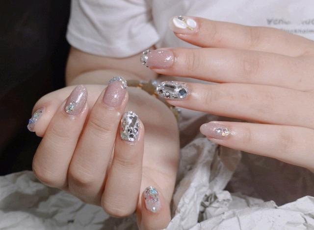 透明指甲油怎么涂好看，指甲涂透明指甲油好不好（赶走夏日炎热怎能少得了它）