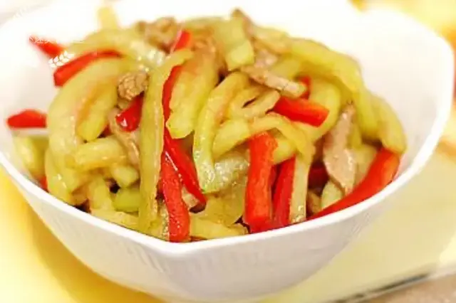 西瓜皮爆炒肉丝的做法，丝瓜炒肉皮窍门（吃着瓜脆肉嫩）
