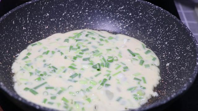 葱花鸡蛋饼的做法，葱花鸡蛋饼的家常做法（葱花鸡蛋饼的家常做法简单）