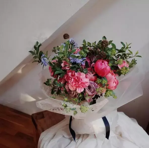 康乃馨的寓意是什么，鲜花康乃馨的寓意是什么（母亲节，为什么要送康乃馨）