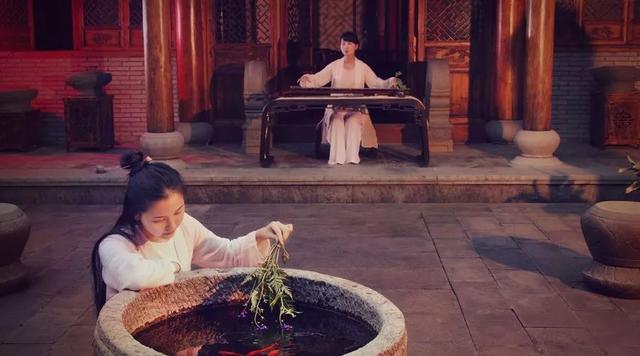 当代巾帼打一字，巾帼打一字（诗词丨世上最美：一是女子）