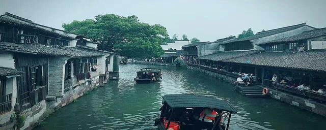 周庄在哪里，周庄古镇和乌镇属于哪里呢（周庄和同里哪个值得去）