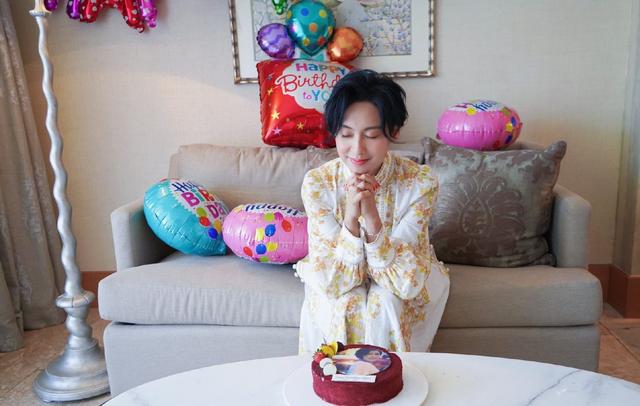 朱茵晒新照被赞，朱茵的四大美照（48岁保养得当依然容光焕发）