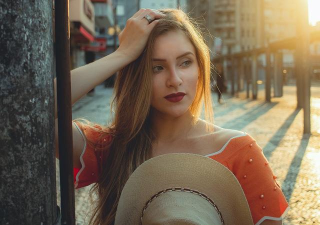 想找男性朋友聊天怎么打招呼好，跟男的怎么打招呼聊天（会让他想你一整天）