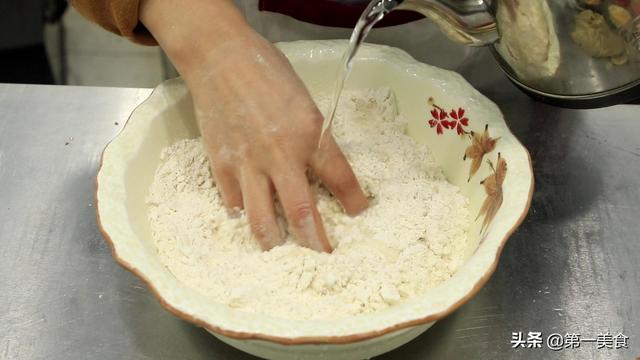 油馍的家常简单做法，油馍的制作方法（烙馍和面热水还是凉水）