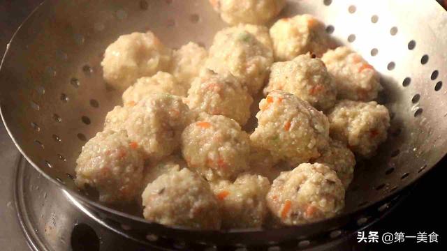豆腐丸子的家常做法，家常自制肉丸子的做法（随便一煮根本不会散）