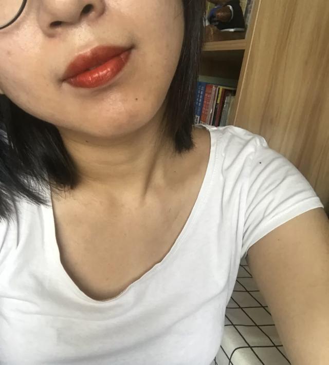 阿玛尼唇釉405，阿玛尼405适合多大年纪用（黄皮深唇“真实试色”）