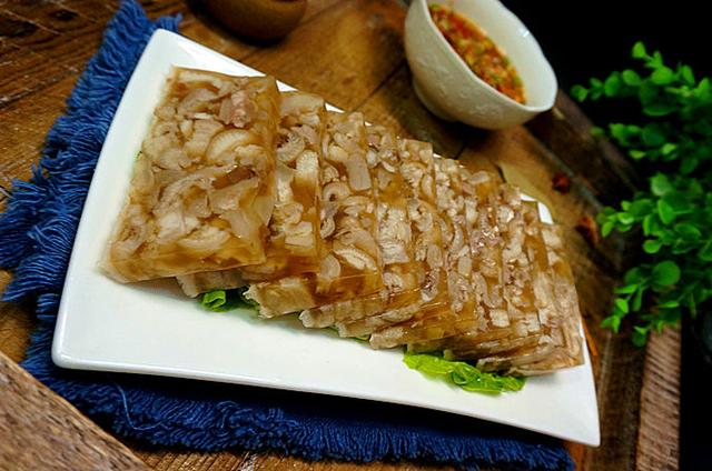 猪蹄冻的家常做法，猪蹄肉冻的家常做法（美味食谱-猪蹄冻的做法）