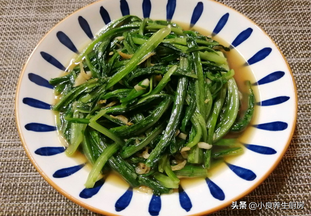 油麦菜炒虾皮鸡蛋的家常做法，虾皮炒小油菜的做法窍门（这蔬菜要抓紧吃）