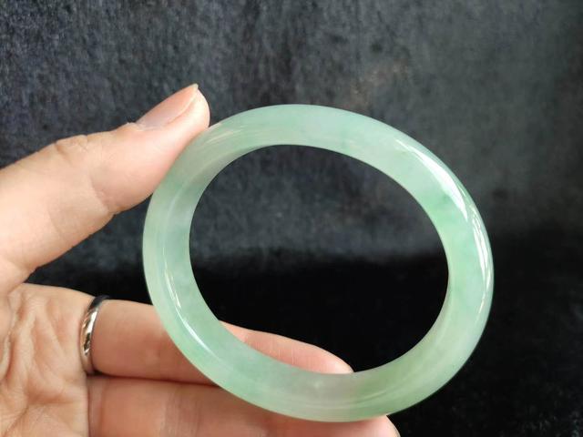 二手翡翠手镯到底能不能戴进去，二手翡翠手镯到底能不能戴