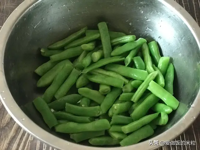 毛豆角怎么煮好吃又是绿色的，毛豆怎样煮才能又绿又好吃（豆角颜色翠绿不发黄）