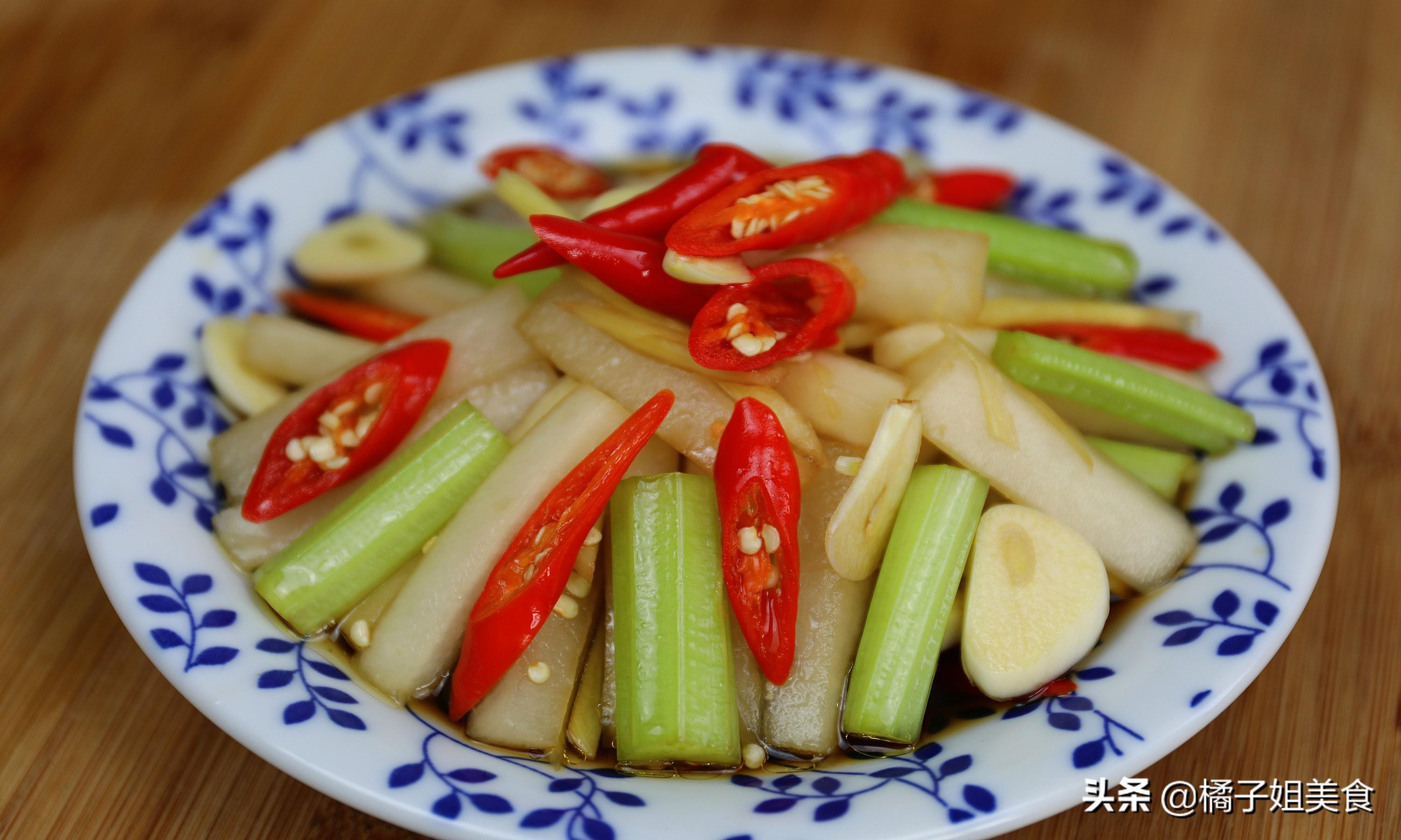 【萝卜芹菜腌菜】做法步骤图 简单几步做出脆爽小菜-起舞食谱网