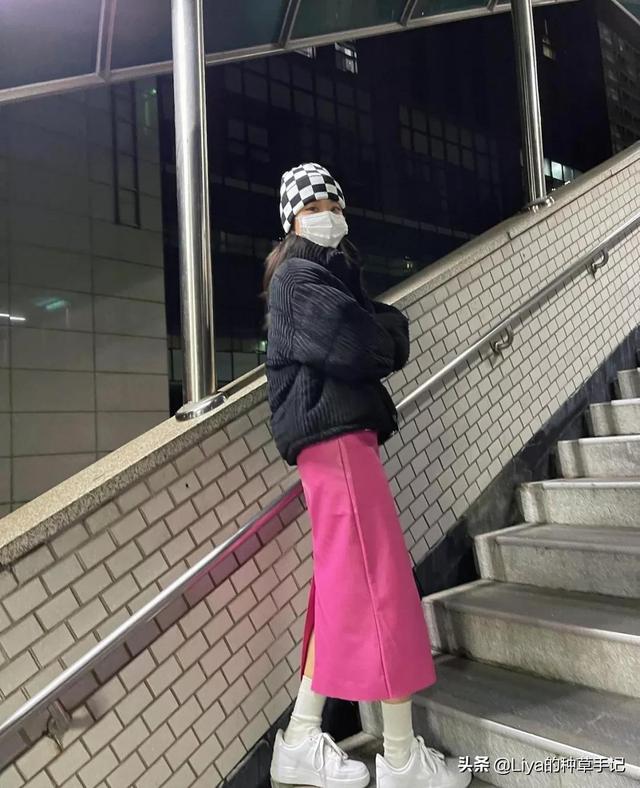 女生穿裙子里面穿的是什么，女生穿裙子里面穿什么裤子（裙子里还在穿“打底裤”吗）