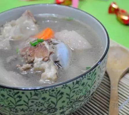 猪骨汤的做法大全，炖大骨头汤怎么做好吃（家常大骨头汤的做法大全）