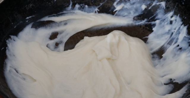 牛奶布丁的做法，牛奶布丁的做法最简单（2盒牛奶倒入锅中）