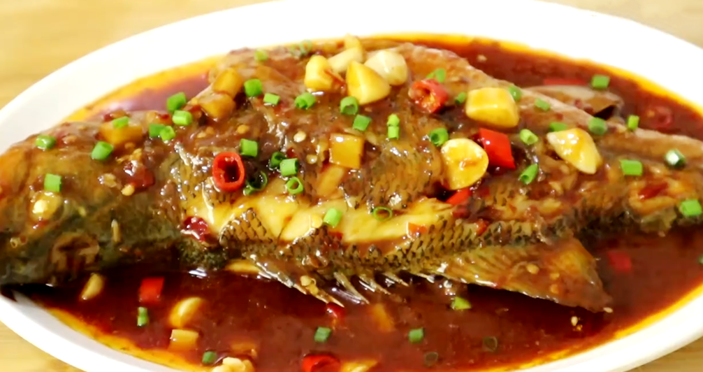 【紅燒鱸魚】做法步驟圖 千萬別直接下鍋 教你這一招-起舞食譜網