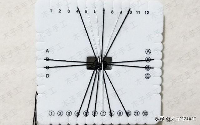 手机挂绳怎么装在手机壳上，手机壳怎么穿挂绳（用方形盘编器做的手机挂绳的编法图解）