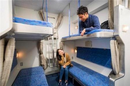 火车硬卧中铺鞋放哪啊，火车卧铺鞋怎么放（坐火车卧铺的4种“尴尬”）