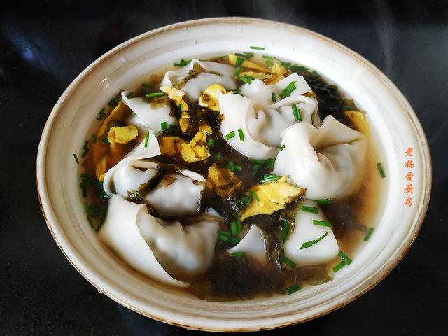 荠菜猪肉馅馄饨怎么调好吃，在我们家，但凡想不出要吃什么