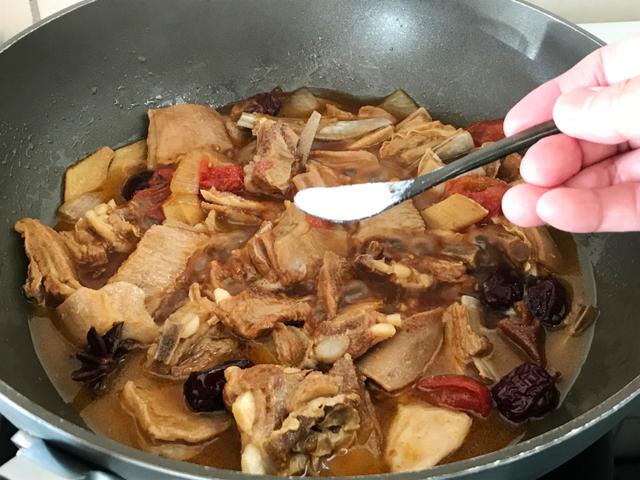 羊骨头炖多长时间，羊骨汤煮多长时间好（学会了年夜饭露一手）