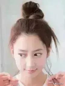 一根皮筋扎丸子头教程，怎样用一根皮筋扎丸子头（超火的丸子头扎发）
