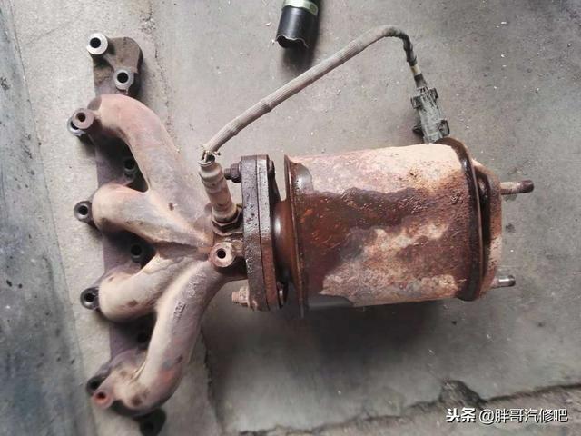 冲缸垫的表现是什么，冲缸垫是什么原因引起的（缸压不足、油水混合、冒白烟）
