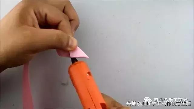 彩带的折法，彩带的折法大全 风铃花（一根丝带就卷出一朵螺旋形状的玫瑰）