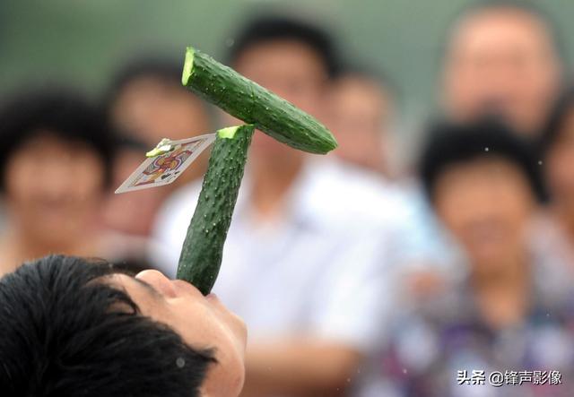 扑克牌飞行魔术揭秘，扑克牌魔术揭秘（扑克牌飞起来切断黄瓜）