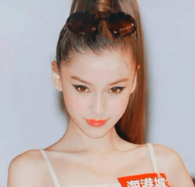 杨颖旧照曝光，烟熏眼妆黑浓太个性，曾承认戴牙套整牙