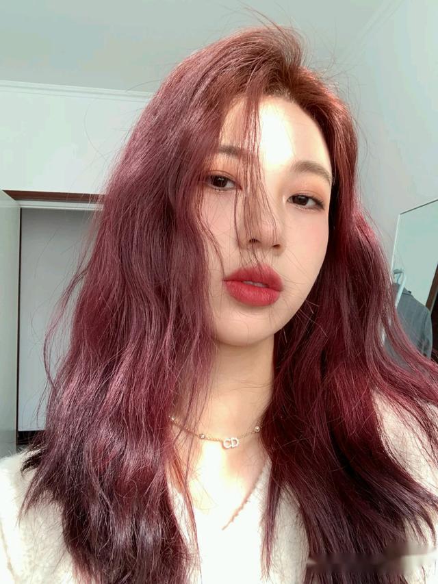 黑茶色适合什么肤色，黑茶色适合黑黄皮肤吗（显黑又土气的发色）