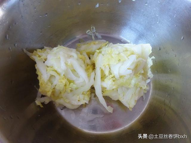 酸菜蒸饺的做法，酸菜蒸饺的做法步骤（这么做馅鲜皮筋道）