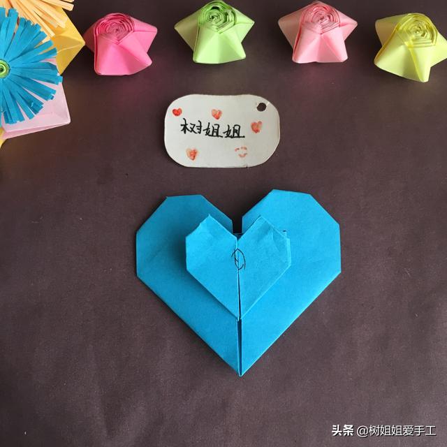 手工折爱心折法，手工折爱心教程（实用折纸：双爱心书签）