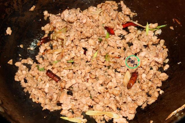 老南瓜炒肉如何做好吃，老南瓜炒肉如何做好吃又简单（南瓜最好吃的不是果实是这个部位）