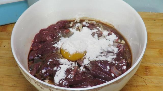 辣椒炒猪肝怎么炒好吃，猪肝炒辣椒怎样炒（直接下锅炒就大错特错了）