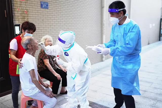 在一起电视剧演员表，我要和你在一起电视剧演员表（张嘉译、海清、蒋欣、靳东、雷佳音等众星演绎《在一起》）