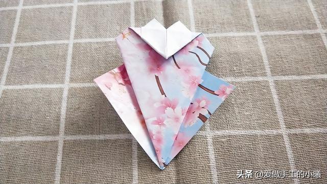 最简单的雨伞折纸方法图解，折纸教程：带爱心的小花伞