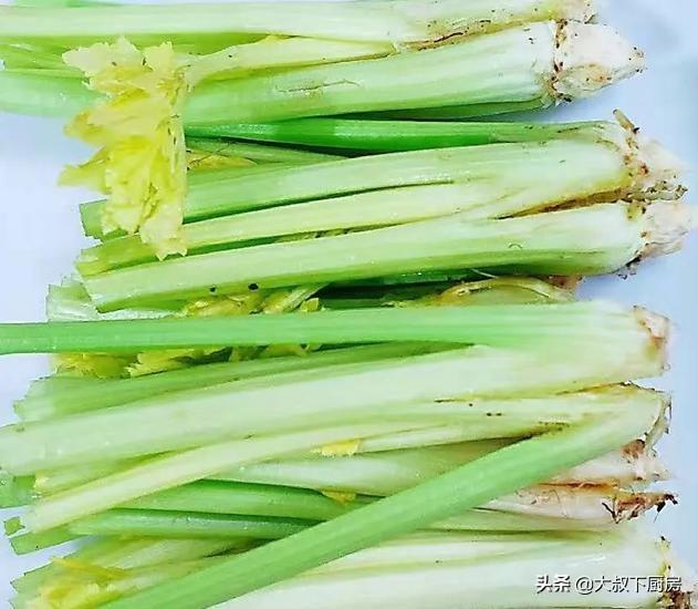 干贝的家常做法炒菜，大叔家的海鲜菜：干贝炒芹菜