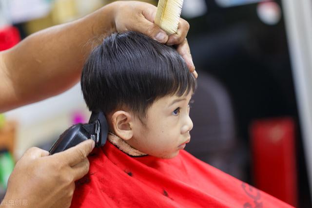 自己给女宝宝理发教程，自己动手给小孩理发教程（这份孩子“理发要诀”提前收）