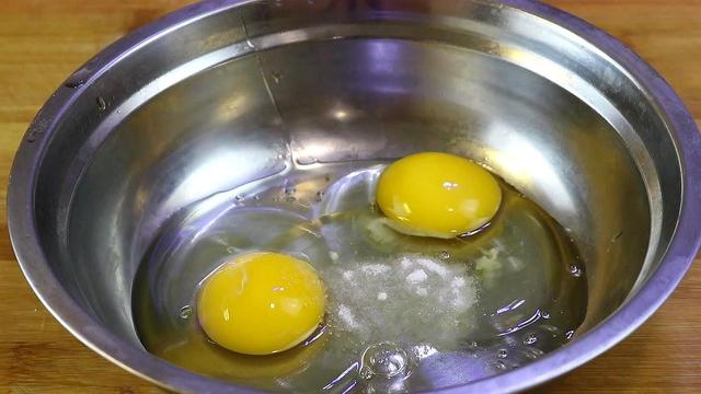 拔丝香蕉的做法，拔丝香蕉的家常做法（香蕉这样简单一做）