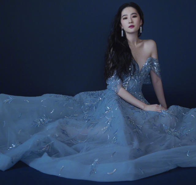 33岁刘亦菲挑战公主切造型，完美驾驭新发型（大胆尝试公主切刘海减龄又甜美）