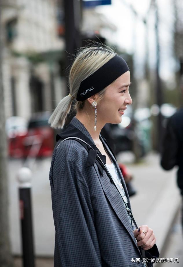 发带怎么带不会掉，发带怎么带才不会掉（这个春天学会用“发带”凹造型）