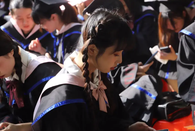 学士服里面穿什么衣服好看，让学士服穿得好看（美院“四大顶流”学士服PK）