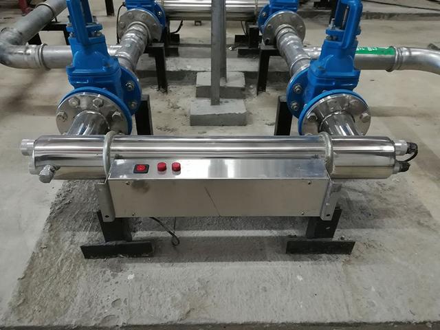 游泳池消毒一般用的什么药，家用游泳池水质处理方法（泳池水消毒用漂白水还是紫外线消毒）