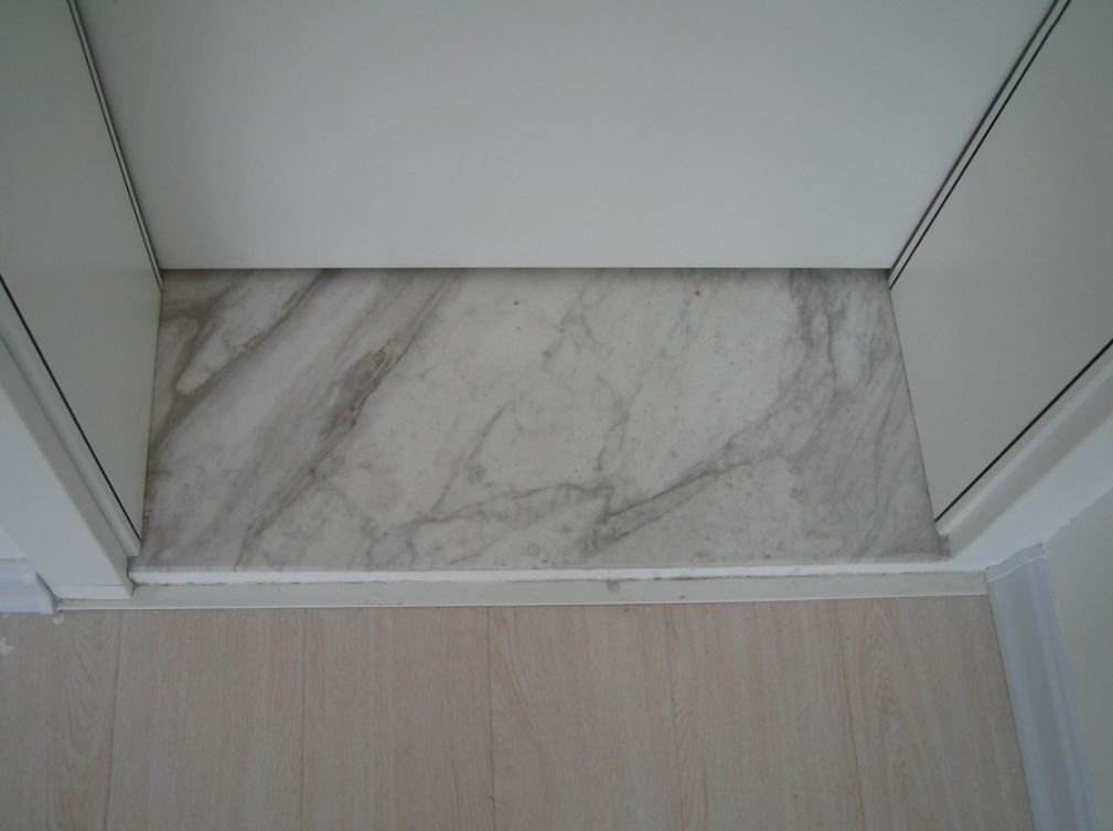 进户门铺过门石讲究 进户门过门石下边压钱有什么讲究