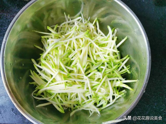 浆糊饼的家常做法，浆糊饼的家常做法视频（教你做西葫芦牛奶小饼）