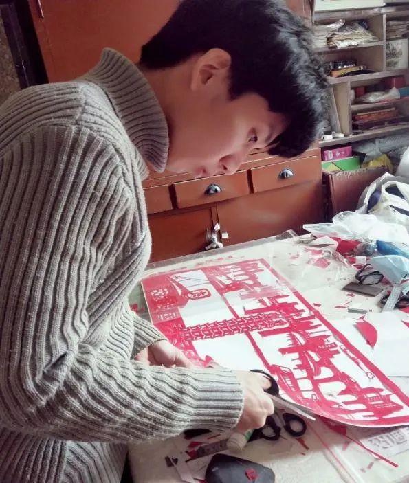 司机怎么画简笔画最帅，动车组副司机学员用红纸剪出自己的“战马”