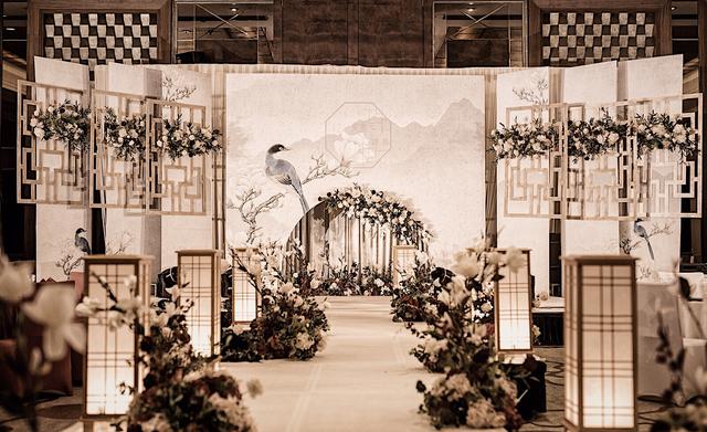 订婚穿什么衣服，订婚时穿什么衣服比较好（订婚这些事你知道吗）