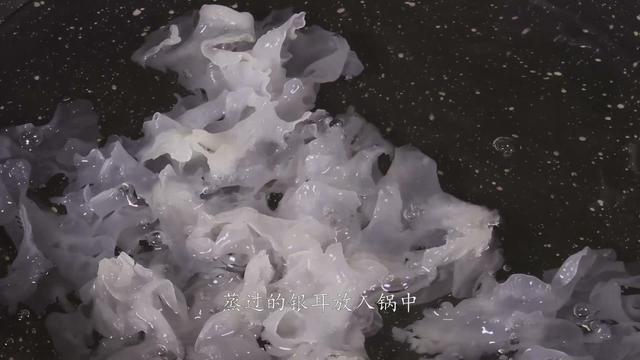 莲子羹怎么做，莲子汤怎么做（银耳莲子羹的简单做法）